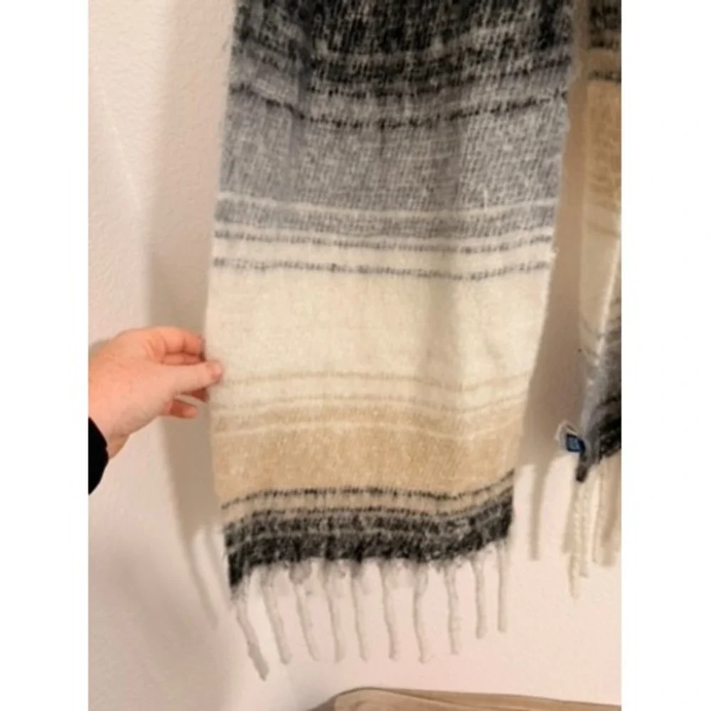Old Navy Womens Oversized Blanket Scarf Cream Tan Grey Plaid Fringe One Size